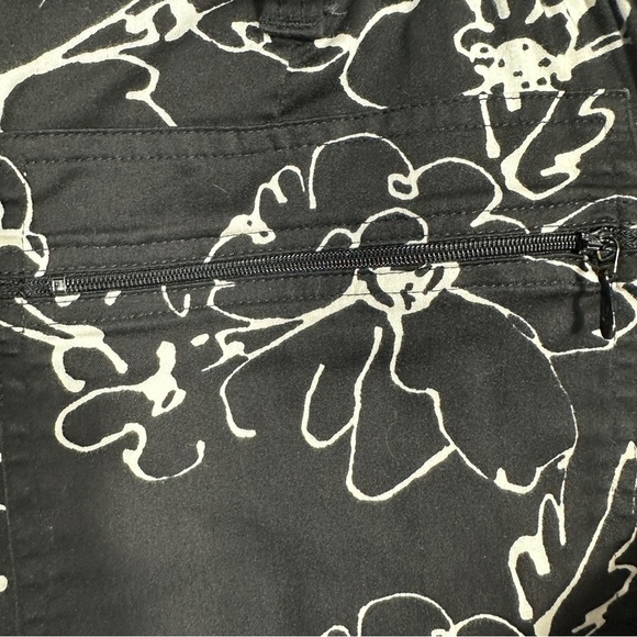 Chico's size 1 capris, black/white floral, cotton blend, spring, summer - Picture 4 of 10